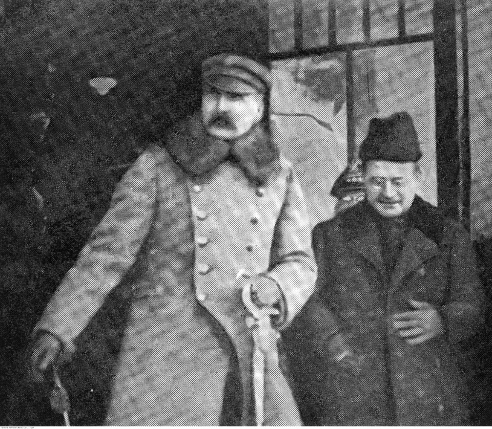 Naczelnik Państwa Józef Piłsudski w towarzystwie nuncjusza papieskiego Achille Ratti (22-237)