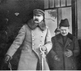 Naczelnik Państwa Józef Piłsudski w towarzystwie nuncjusza papieskiego Achille Ratti (22-237)