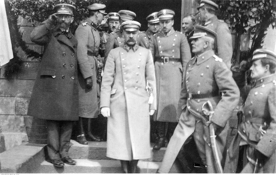 Naczelnik Państwa Józef Piłsudski z grupą oficerów (22-418)