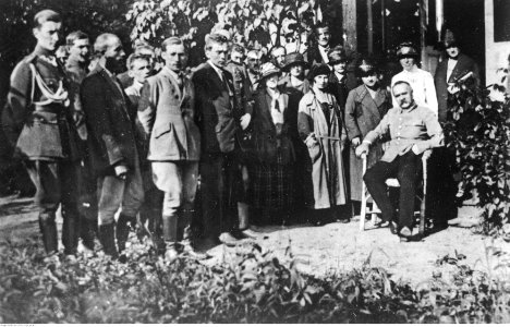 Naczelnik Państwa Józef Piłsudski w otoczeniu osób cywilnych (22-413) photo