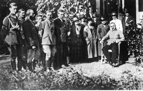 Naczelnik Państwa Józef Piłsudski w otoczeniu osób cywilnych (22-413)