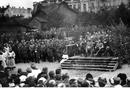 Naczelnik Państwa Józef Piłsudski w Wilnie po zajęciu miasta przez Wojko Polskie (22-429) photo