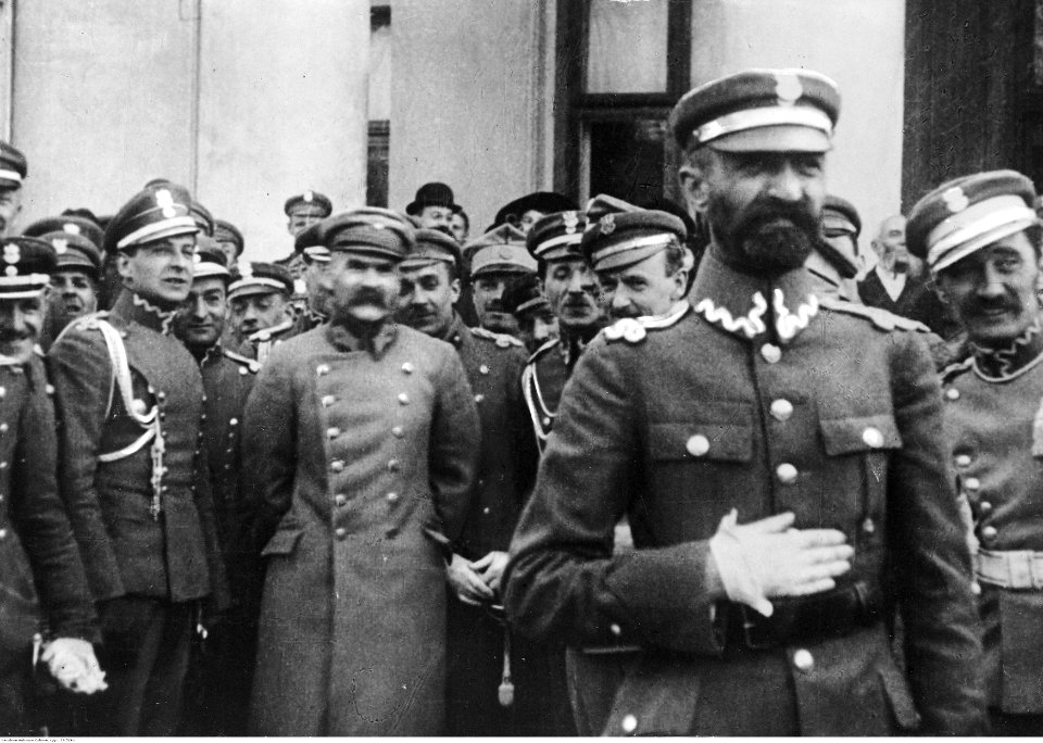 Naczelnik Państwa Józef Piłsudski ze swoimi współpracownikami (22-514-1)