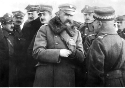 Naczelnik Państwa Józef Piłsudski z oficerami (22-408)