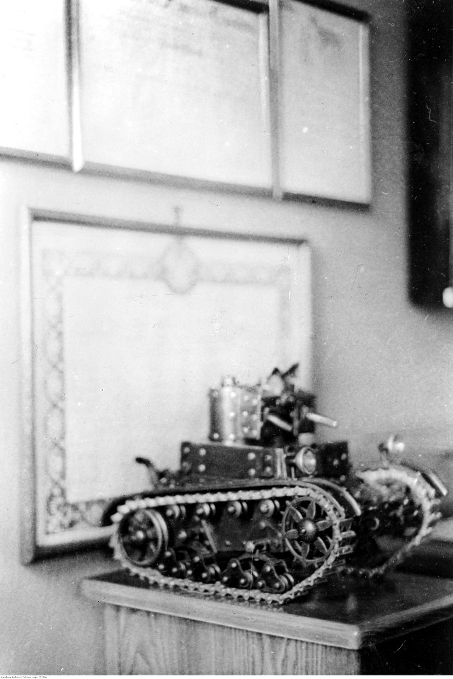 Model czołgu ofiarowany marszałkowi Józefowi Piłsudskiemu (22-294)