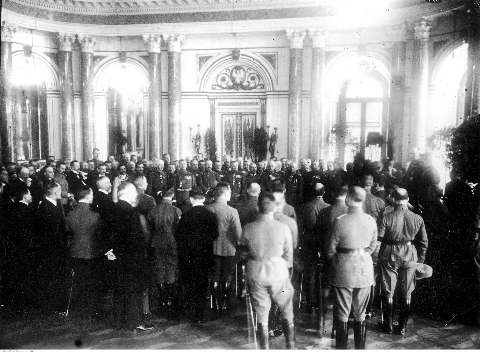 Naczelnik Państwa Józef Piłsudski z członkami korpusu dyplomatycznego (22-511)