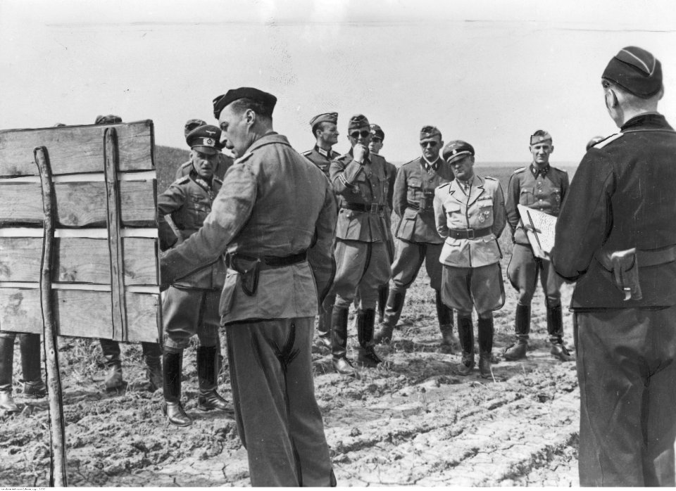 Narada polowa oficerów Wehrmachtu i Waffen-SS w okolicach Borysówki (2-720)
