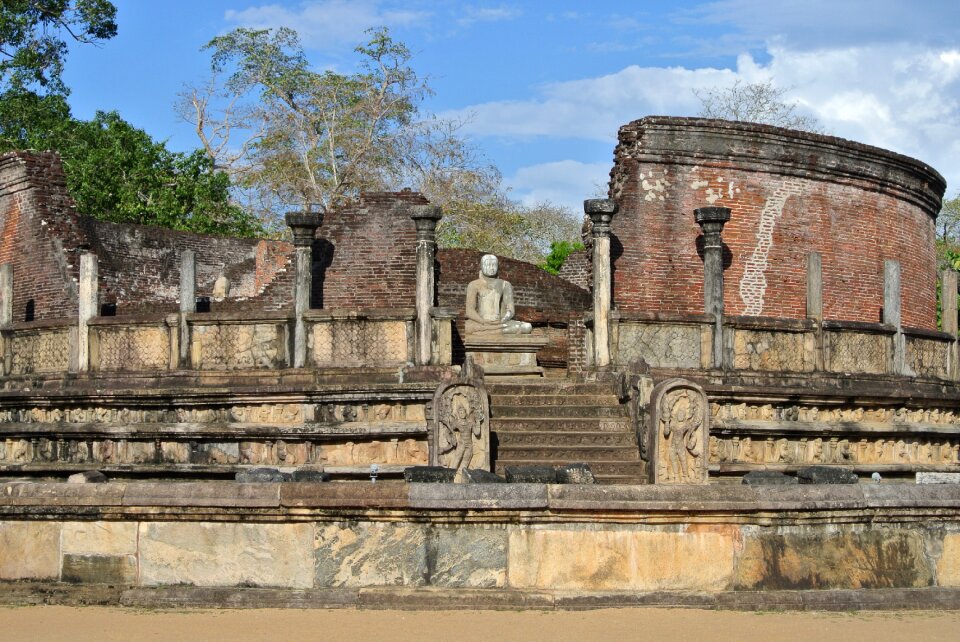 Sri lanka ruine buddha statue
