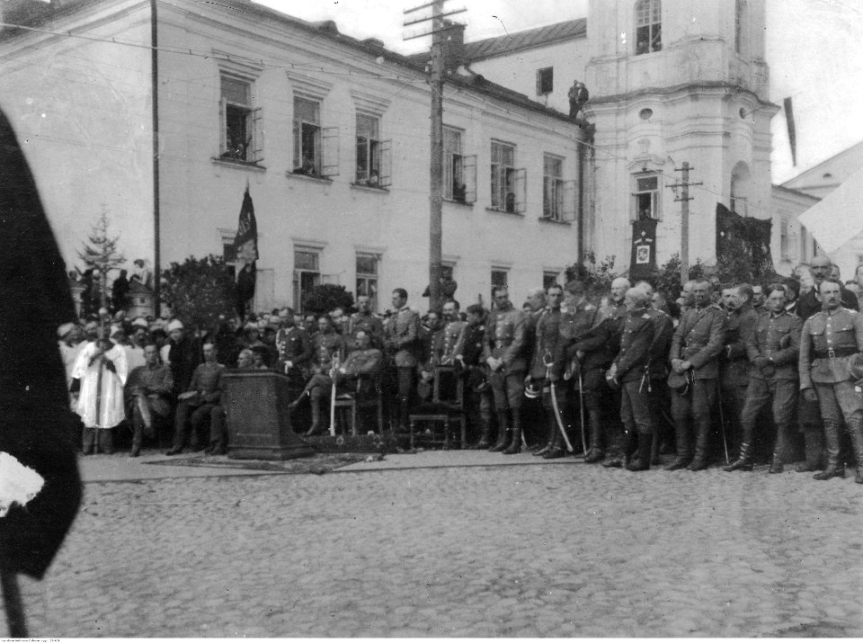 Naczelnik Państwa Józef Piłsudski na mszy polowej w Mińsku Litewskim (22-424)