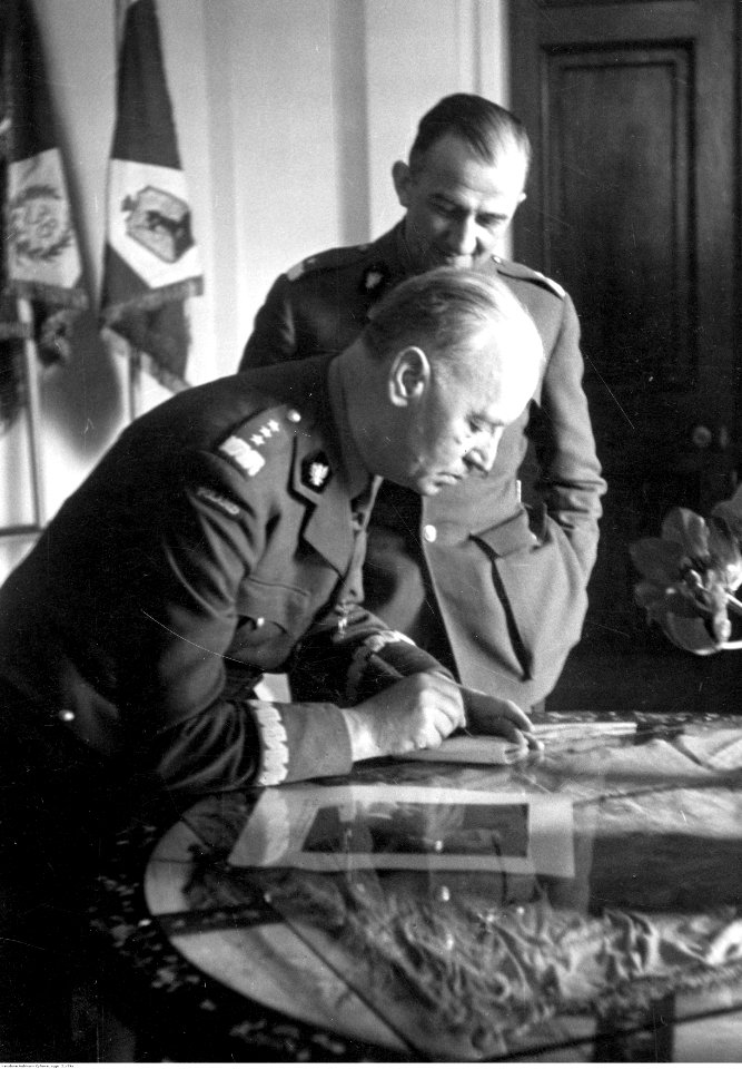 Naczelny Wódz gen. Władysław Sikorski i szef sztabu Naczelnego Wodza gen. Tadeusz Klimecki (21-29a)