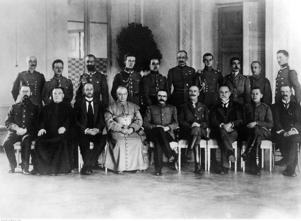 Naczelnik Państwa Józef Piłsudski w towarzystwie członków zagranicznych misji wojskowych w Polsce (22-411)