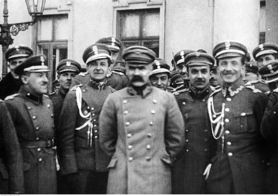 Naczelnik Państwa Józef Piłsudski ze swoimi współpracownikami (22-514-2)