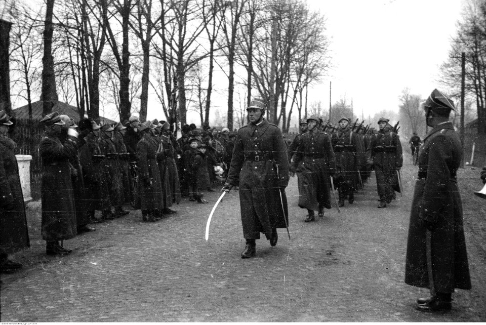 Narcyz Witczak-Witaczyński - Defilada 1 Pułku Strzelców Konnych w Garwolinie (107-1105-6)