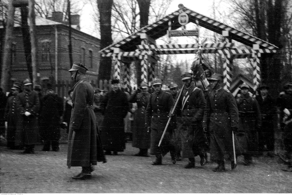 Narcyz Witczak-Witaczyński - Defilada 1 Pułku Strzelców Konnych w Garwolinie (107-1105-14)