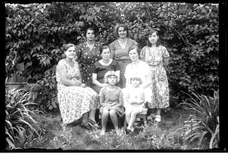 Narcyz Witczak-Witaczyński - Kobiety i dzieci w ogrodzie - portrety (107-453-3) photo