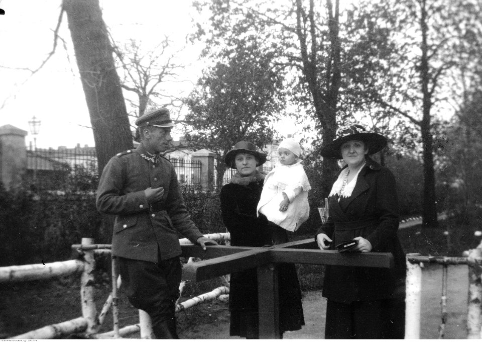 Narcyz Witczak-Witaczyński - Kobiety z dzieckiem na terenie koszar Szwadronu Przybocznego Prezydenta Rzeczypospolitej przy ulicy 29 Listopada (107-1039-6)