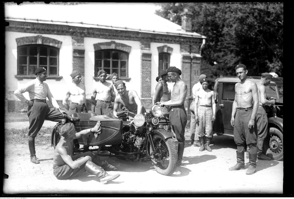 Narcyz Witczak-Witaczyński - Grupa szkolna motocyklowa w koszarach w Garwolinie (107-896-5)