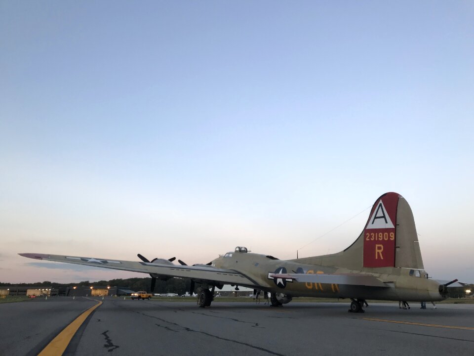 Flying fortress boeing b-17 nine-o-nine