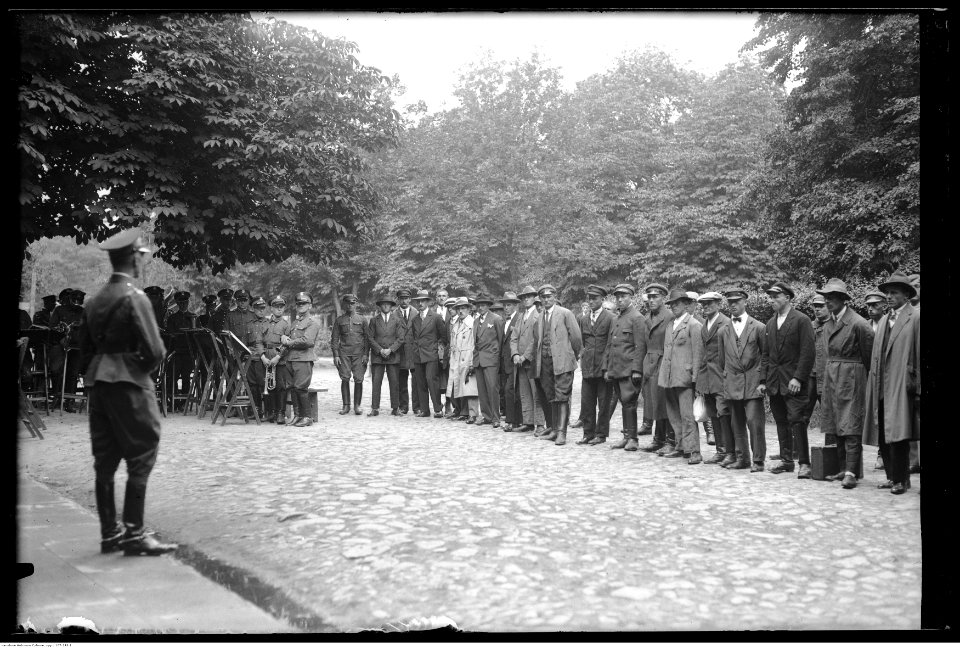 Narcyz Witczak-Witaczyński - Odejście do cywila żołnierzy rocznika 1906 1 Pułku Szwoleżerów w koszarach przy ulicy 29 Listopada w Warszawie (107-249-1)