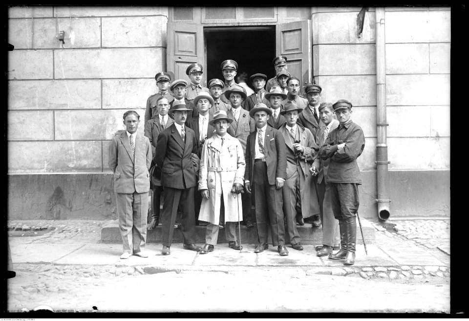 Narcyz Witczak-Witaczyński - Odejście do cywila żołnierzy rocznika 1906 1 Pułku Szwoleżerów w koszarach przy ulicy 29 Listopada w Warszawie (107-249-4)