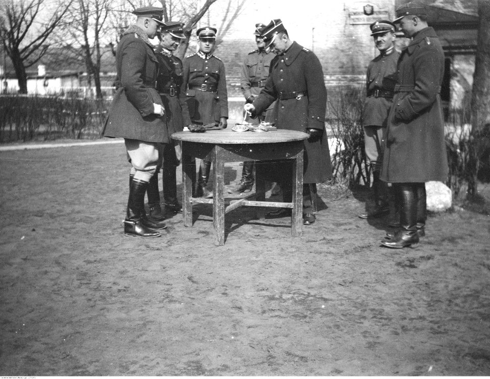 Narcyz Witczak-Witaczyński - Oficerowie Szwadronu Przybocznego Prezydenta Rzeczypospolitej na terenie koszar przy ulicy 29 Listopada (107-19-3)