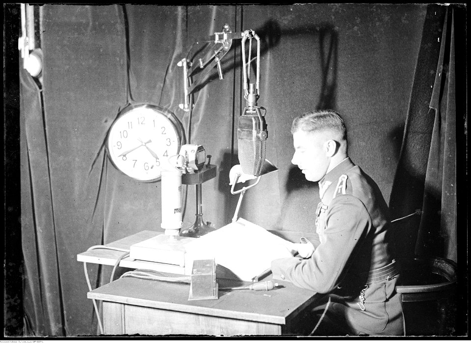 Narcyz Witczak-Witaczyński - Narcyz Witczak Witaczyński w studiu radiowym (107-1107-1)