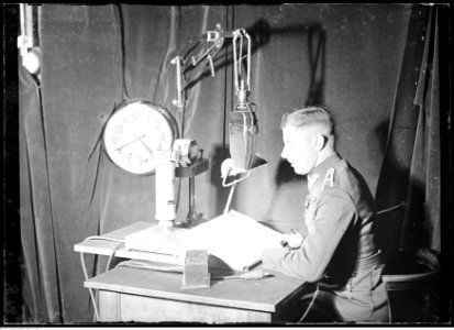 Narcyz Witczak-Witaczyński - Narcyz Witczak Witaczyński w studiu radiowym (107-1107-1)