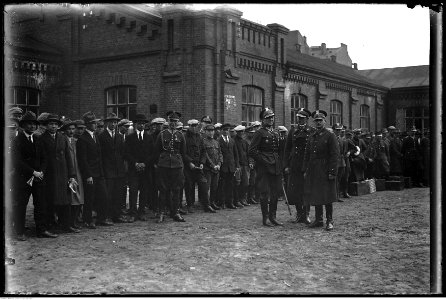 Narcyz Witczak-Witaczyński - Odejście do cywila żołnierzy rocznika 1905 1 Pułku Szwoleżerów w koszarach przy ulicy 29 Listopada w Warszawie (107-210-1)