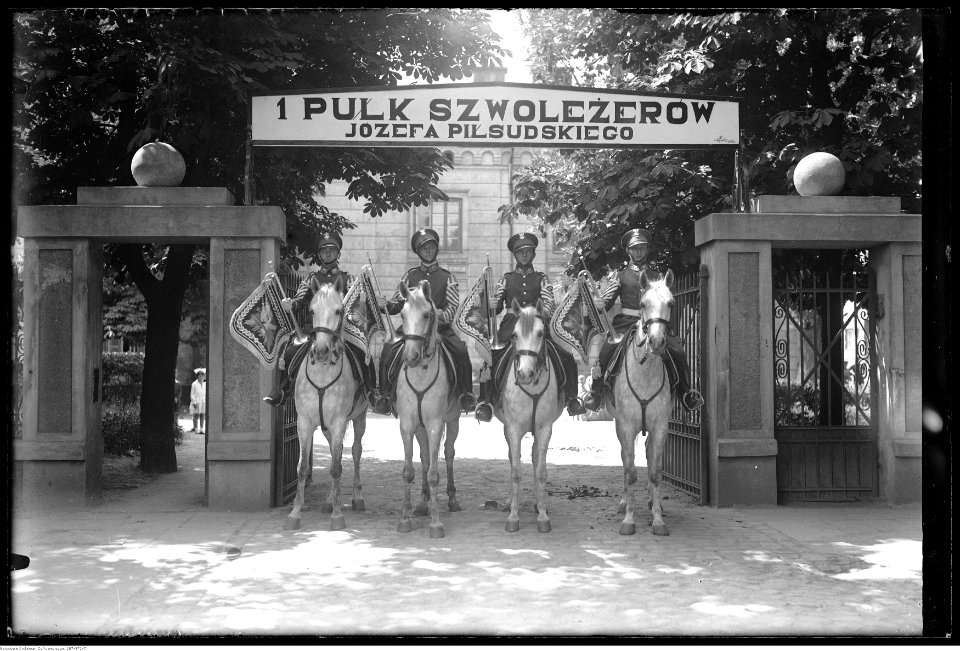 Narcyz Witczak-Witaczyński - Pluton trębaczy 1. Pułku Szwoleżerów Józefa Piłsudskiego w koszarach przy ul. Huzarskiej w Warszawie (107-371-7)