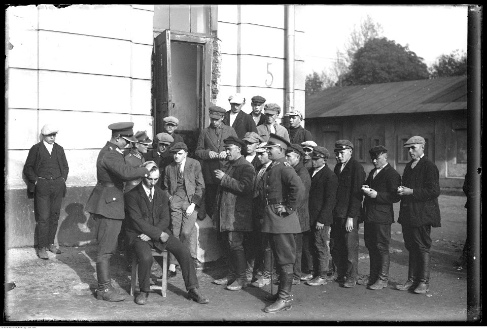 Narcyz Witczak-Witaczyński - Rekruci rocznika 1907 w 1 Pułku Szwoleżerów w koszarach przy ulicy 29 Listopada w Warszawie (107-214-2)