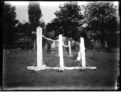 Narcyz Witczak-Witaczyński - Skoki przez przeszkody na terenie koszar przy ulicy 29 Listopada w -Warszawie (107-36-7)
