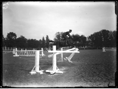 Narcyz Witczak-Witaczyński - Skoki przez przeszkody na terenie koszar przy ulicy 29 Listopada w -Warszawie (107-36-3)