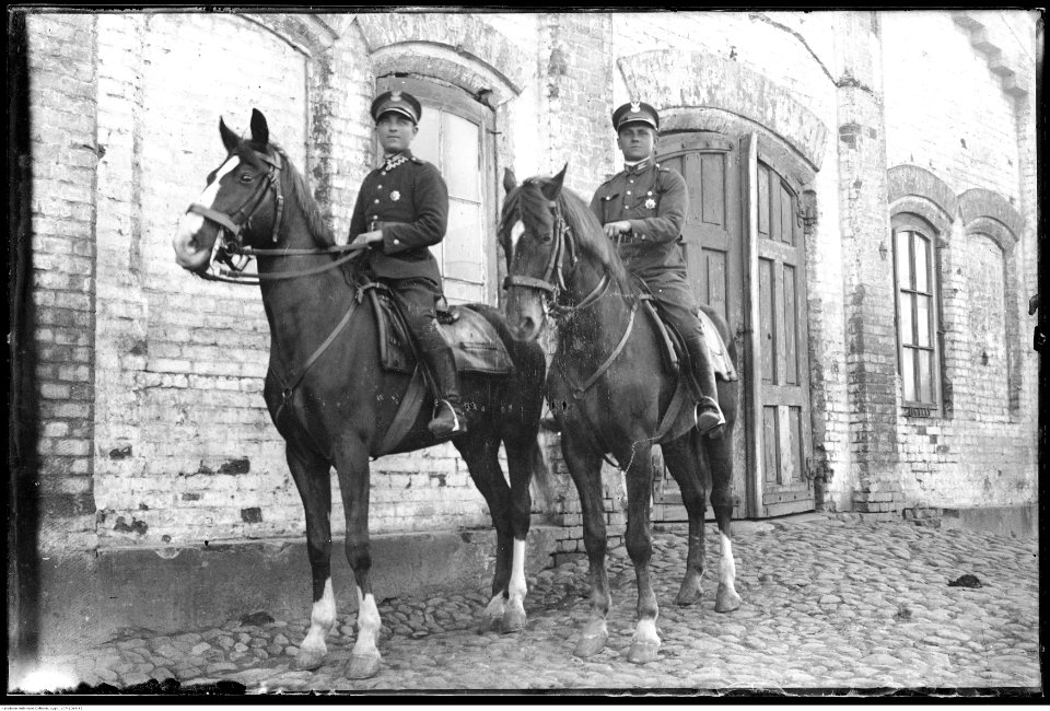 Narcyz Witczak-Witaczyński - Szwoleżerowie konno w koszarach 1 Pułku Szwoleżerów (107-1069-43)