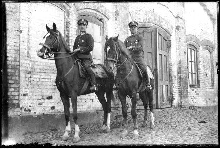 Narcyz Witczak-Witaczyński - Szwoleżerowie konno w koszarach 1 Pułku Szwoleżerów (107-1069-43)