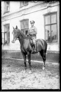 Narcyz Witczak-Witaczyński - Szwoleżerowie konno w koszarach 1 Pułku Szwoleżerów (107-1069-72)