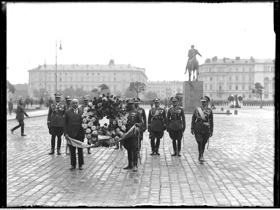 Narcyz Witczak-Witaczyński - Uroczystość jubileuszu 15-lecia wyruszenia ułańskiej siódemki Beliny-Prażmowskiego na placu marsz. J. Piłsudskiego w Warszawie (107-1079-12)