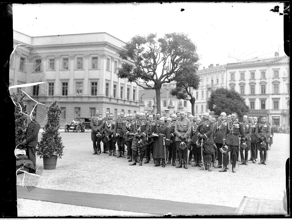 Narcyz Witczak-Witaczyński - Uroczystość jubileuszu 15-lecia wyruszenia ułańskiej siódemki Beliny-Prażmowskiego na placu marsz. J. Piłsudskiego w Warszawie (107-1079-16)