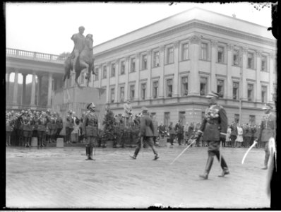 Narcyz Witczak-Witaczyński - Uroczystość jubileuszu 15-lecia wyruszenia ułańskiej siódemki Beliny-Prażmowskiego na placu marsz. J. Piłsudskiego w Warszawie (107-1079-8)