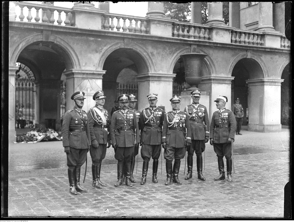 Narcyz Witczak-Witaczyński - Uroczystość jubileuszu 15-lecia wyruszenia ułańskiej siódemki Beliny-Prażmowskiego na placu marsz. J. Piłsudskiego w Warszawie (107-1079-14)