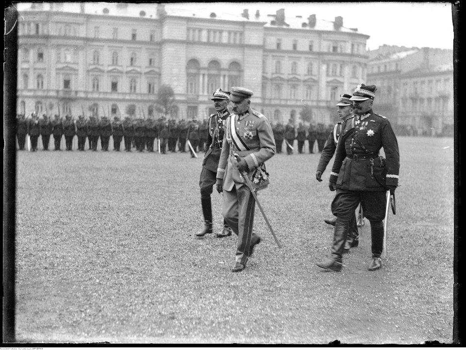 Narcyz Witczak-Witaczyński - Uroczystość jubileuszu 15-lecia wyruszenia ułańskiej siódemki Beliny-Prażmowskiego na placu marsz. J. Piłsudskiego w Warszawie (107-1079-6)
