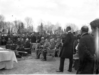 Narcyz Witczak-Witaczyński - Uroczystość wręczenia sztandaru 1 Pułkowi Strzelców Konnych w Garwolinie z udziałem prezydenta RP Stanisława Wojciechowskiego. (107-1115-5)