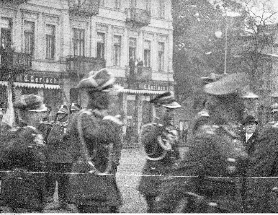 Narcyz Witczak-Witaczyński - Uroczystość jubileuszu 15-lecia wyruszenia ułańskiej siódemki Beliny-Prażmowskiego na placu marsz. J. Piłsudskiego w Warszawie (107-1087-5)