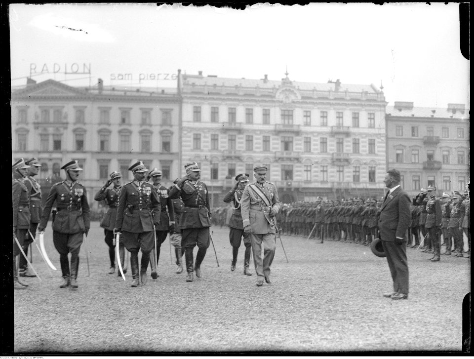 Narcyz Witczak-Witaczyński - Uroczystość jubileuszu 15-lecia wyruszenia ułańskiej siódemki Beliny-Prażmowskiego na placu marsz. J. Piłsudskiego w Warszawie (107-1079-1)
