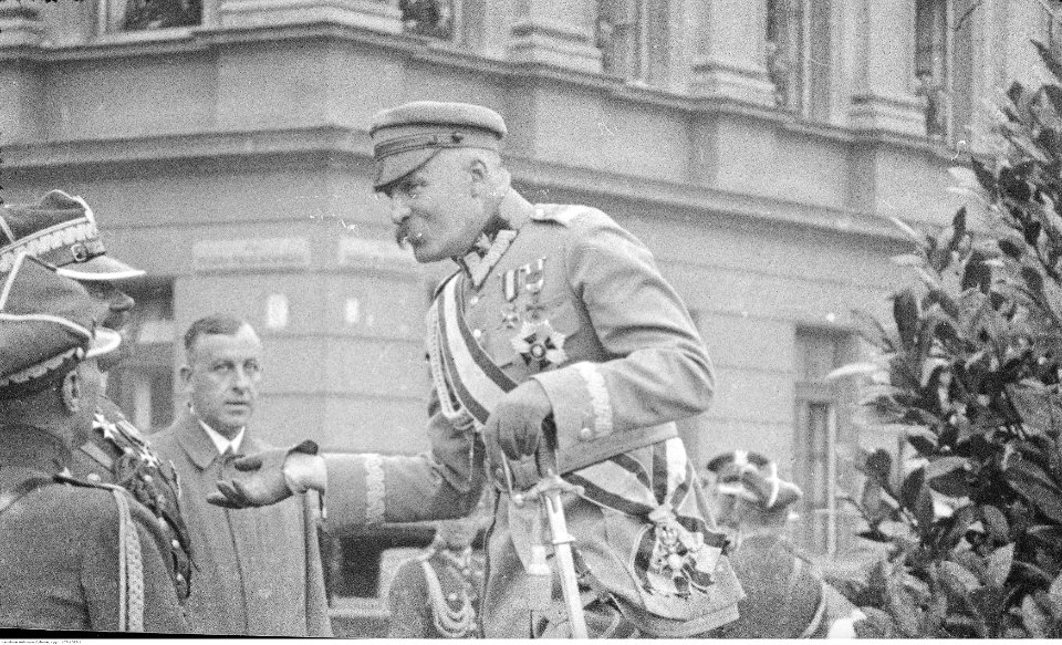 Narcyz Witczak-Witaczyński - Uroczystość jubileuszu 15-lecia wyruszenia ułańskiej siódemki Beliny-Prażmowskiego na placu marsz. J. Piłsudskiego w Warszawie (107-1087-1)