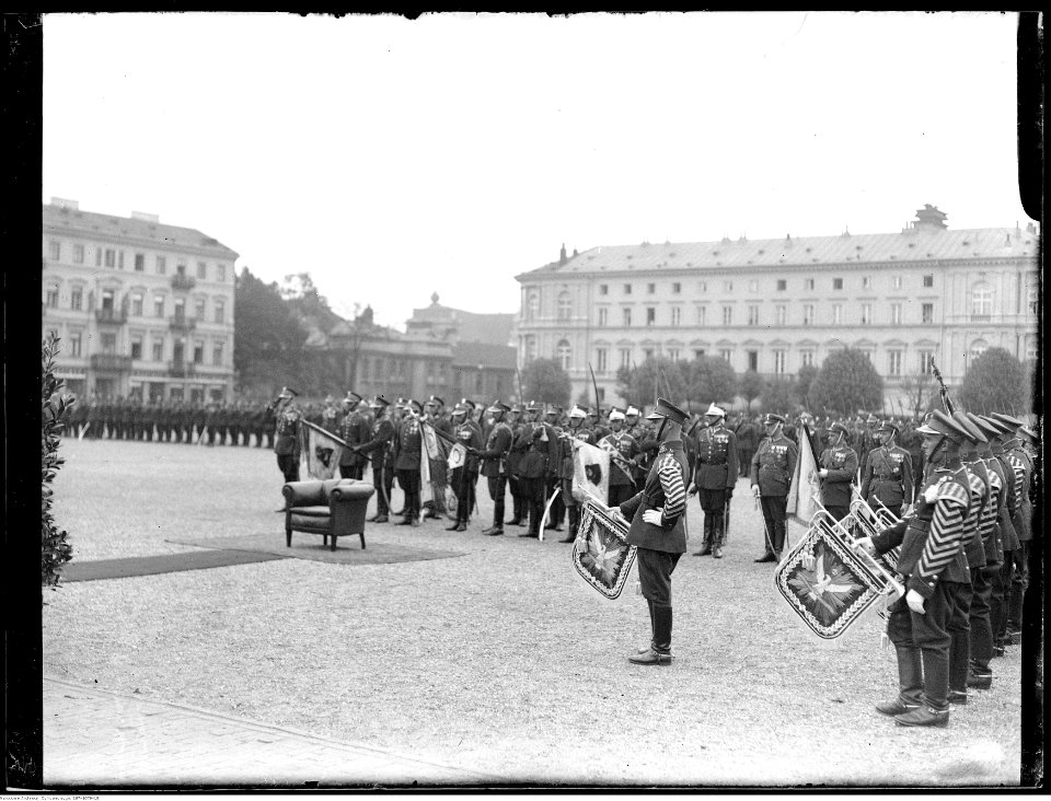 Narcyz Witczak-Witaczyński - Uroczystość jubileuszu 15-lecia wyruszenia ułańskiej siódemki Beliny-Prażmowskiego na placu marsz. J. Piłsudskiego w Warszawie (107-1079-15)