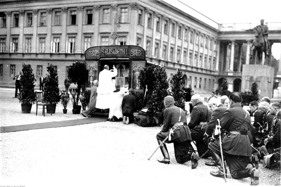 Narcyz Witczak-Witaczyński - Uroczystość jubileuszu 15-lecia wyruszenia ułańskiej siódemki Beliny-Prażmowskiego na placu marsz. J. Piłsudskiego w Warszawie (107-957-2)
