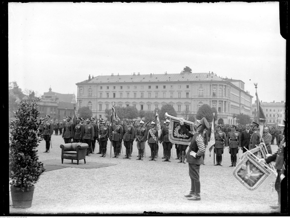 Narcyz Witczak-Witaczyński - Uroczystość jubileuszu 15-lecia wyruszenia ułańskiej siódemki Beliny-Prażmowskiego na placu marsz. J. Piłsudskiego w Warszawie (107-1079-9)
