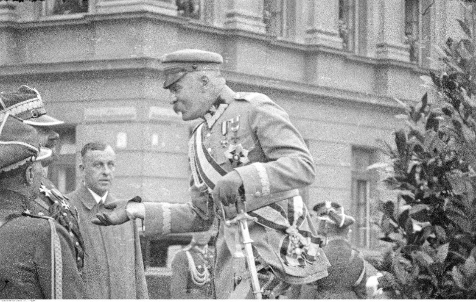 Narcyz Witczak-Witaczyński - Uroczystość jubileuszu 15-lecia wyruszenia ułańskiej siódemki Beliny-Prażmowskiego na placu marsz. J. Piłsudskiego w Warszawie (107-1087-6)