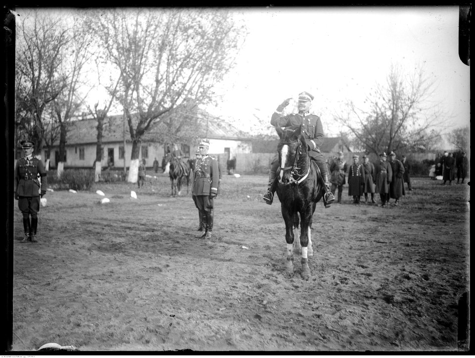 Narcyz Witczak-Witaczyński - Uroczystość wojskowa na terenie koszar przy ulicy Huzarskiej w Warszawie (107-77-3)