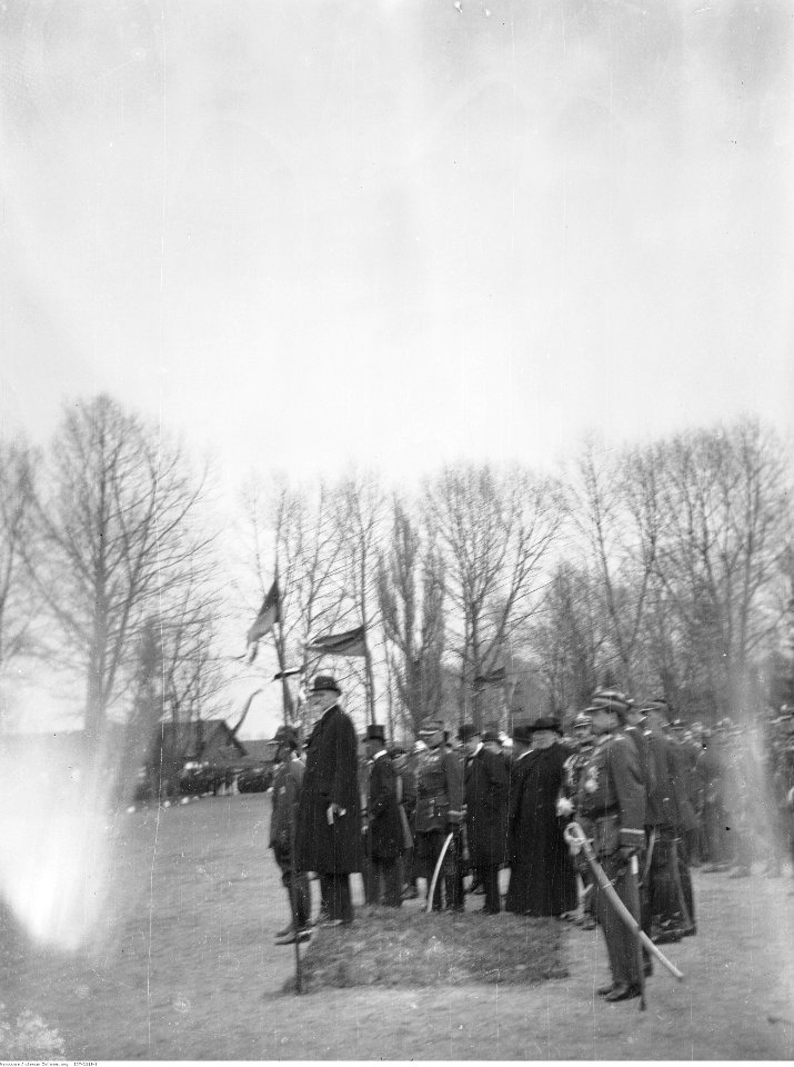 Narcyz Witczak-Witaczyński - Uroczystość wręczenia sztandaru 1 Pułkowi Strzelców Konnych w Garwolinie z udziałem prezydenta RP Stanisława Wojciechowskiego. (107-1115-3)